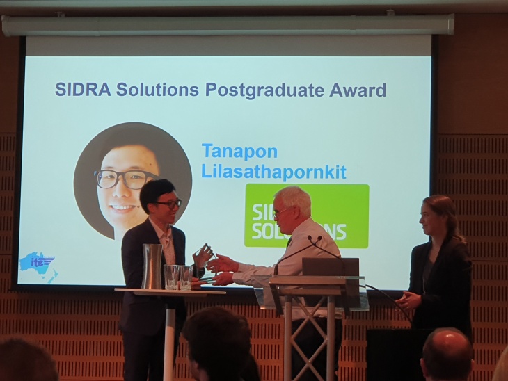 Mark Besley presenting the 2022 SIDRA SOLUTIONS Postgraduate Award to Tanapon Lilasathapornkit